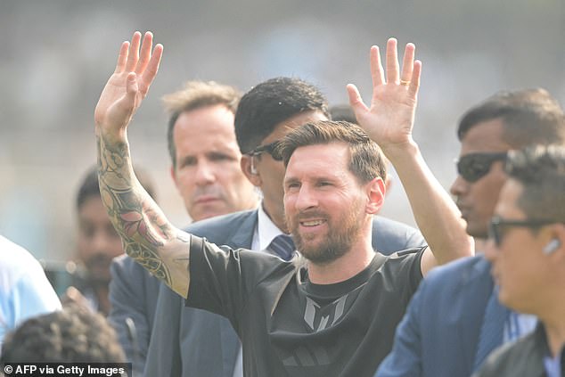 มองไม่เห็นโว้ย! แฟนโรตีพังสนามป่วน ‘ทัวร์เมสซี่’