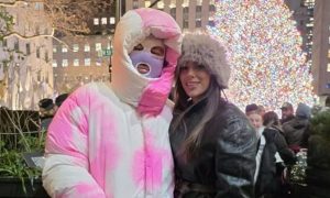 พรางแต่โดดเด่น! ‘เนย์มาร์’ สวมโค๊ทชมพูสวีทแฟนในนิวยอร์ก