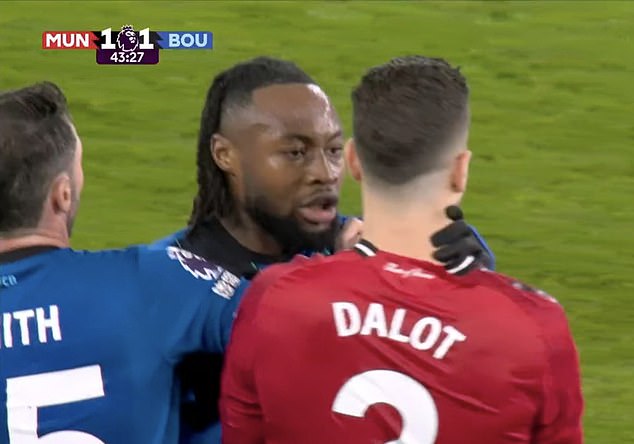 ถ้าเป็นแข้งผีนะ! แฟนบอลงง ‘เซเมนโย่’ รอดแดงได้ไง