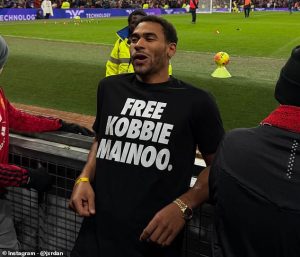 ‘พี่ชายเมนู’ สวมเสื้อ ‘FREE MAINOO’ ชมเกมเจ๊าเชอร์รีส์