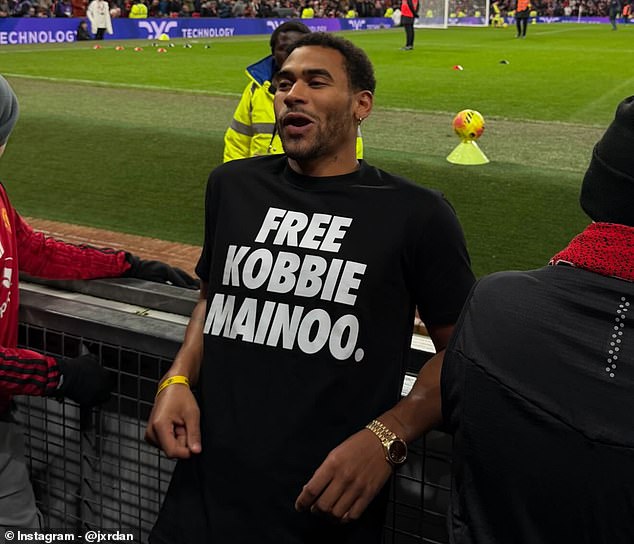 ‘พี่ชายเมนู’ สวมเสื้อ ‘FREE MAINOO’ ชมเกมเจ๊าเชอร์รีส์