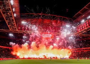 ยกเลิกเกม ‘อาแย็กซ์-โกรนิงเก้น’ แฟนบอลจุดพลุ