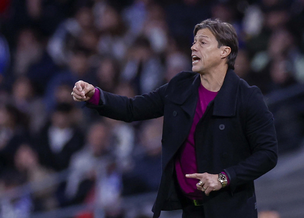 เปล่าหยาบ! ‘โค้ชเซบีญ่า’ ยันบริสุทธิ์ใจหลังโดนเปาแจกแดง