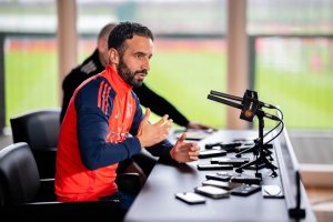 ‘อิริคเซ่น’ รับแข้งผียิ่งกดดันถูก ‘บอสเจ๋ง’ ติงชุดแย่สุดในปวศ.