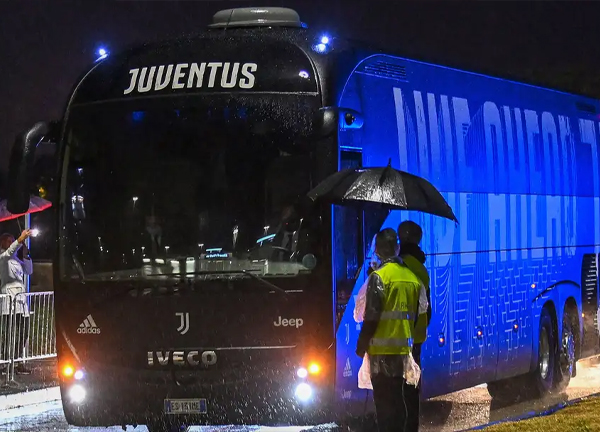 รถบัส ‘ม้าลาย’ โดนแฟนบอลรุมปาหินก่อนบู๊นาโปลี