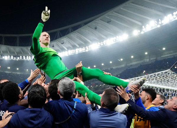 เผย ‘ซาโฟนอฟ’ มือหักแต่ฝืนเซฟพา P$G คว้าแชมป์