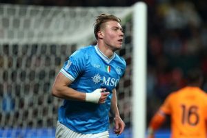 ผอ.นาโปลียัน ‘ฮอยลุนด์’ รอซบถาวร