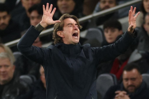 ‘แฟรงค์’ ไม่ปลื้มเปาไล่ซิมอนส์-‘หงส์’ ฟาวล์ก่อนยิง