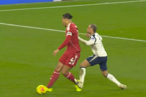 ‘ซิมอนส์’ โพสต์ขอโทษไม่ตั้งใจย่ำ ‘ฟาน ไดจ์ค’