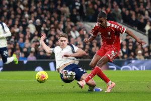 โบธรอยด์ชี้ ‘เดอ เฟน’ ควรแดงเสียบ ‘อิซัค’ ขาหัก