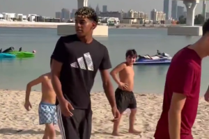 ‘ยามาล’ ลงหาดดูไบ ร่วมเตะบอลกับเด็ก