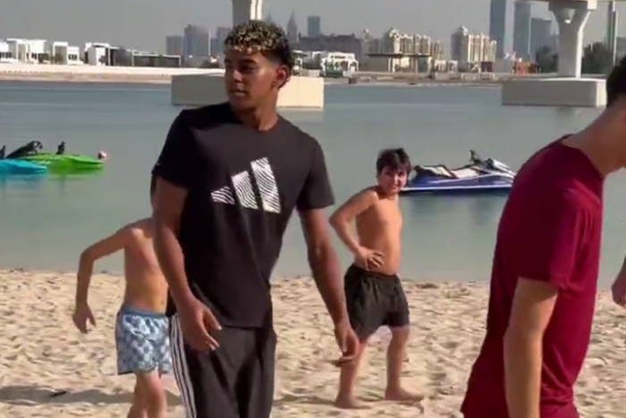 ‘ยามาล’ ลงหาดดูไบ ร่วมเตะบอลกับเด็ก