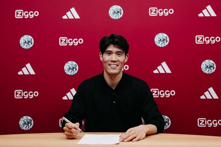 ‘โทมิยาสุ’ เซ็นฟรีซบ ‘อาแย็กซ์’ จนจบซีซั่น