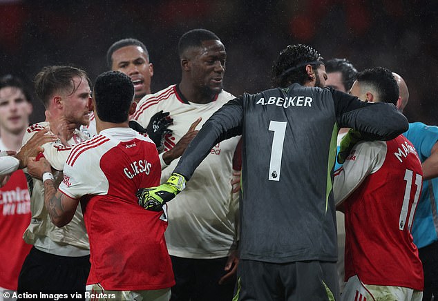 จังหวะเดือด! VvD ลั่นแข้งหงส์ทำถูกตอบโต้ ‘มาร์ติเนลลี่’