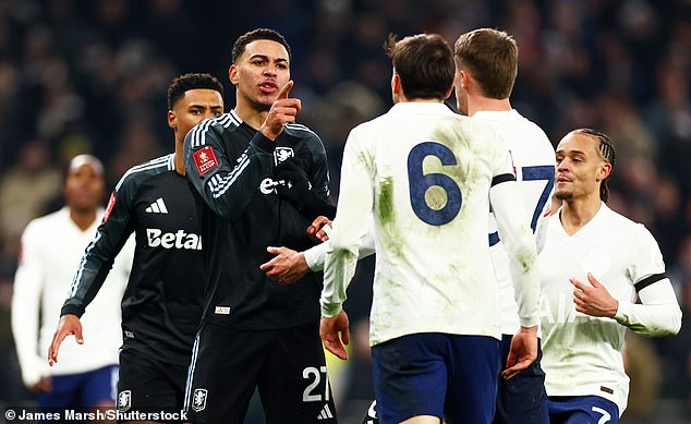 ไม่ได้ร้อง! ‘อูไน’ พูดลอยๆ ‘โรเจอร์ส’ โดนเตะเยอะ