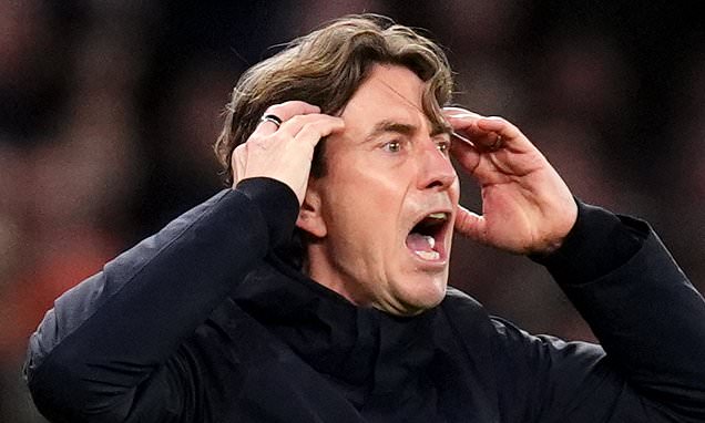 ถึงเวลา?…’ไก่’ ชั่งใจเด้ง ‘แฟร้งค์’ ตกเก้าอี้