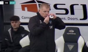 เครียดโว้ย! กล้องจับ ‘เลนน่อน’ เติม ‘สนูส’ ระหว่างเกม