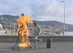 ตำรวจฝอยทองล่าตัว ‘มือเผา’ รูปปั้น ‘โด้’