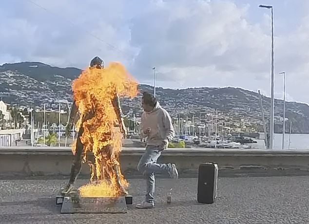 ตำรวจฝอยทองล่าตัว ‘มือเผา’ รูปปั้น ‘โด้’