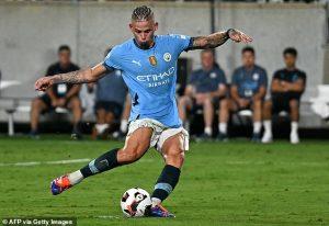 โอกาสมาแล้ว! วูล์ฟส์สนคว้า ‘ฟิลลิปส์’ เติมกลาง