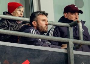 ริมไม่เคยทำ! ‘คาร์ริค’ โผล่ชมเกมอะคาเดมี่ถึงขอบสนาม