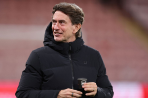 ‘แฟรงค์’ แจงไม่รู้ตัวใช้ ‘แก้วกาแฟตราปืน’